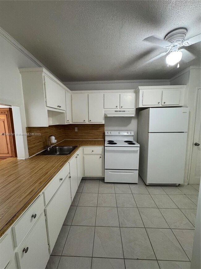 Building Photo - 1700 NE 191st St