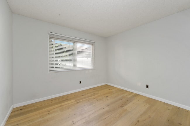 Building Photo - 6716 Clybourn Ave