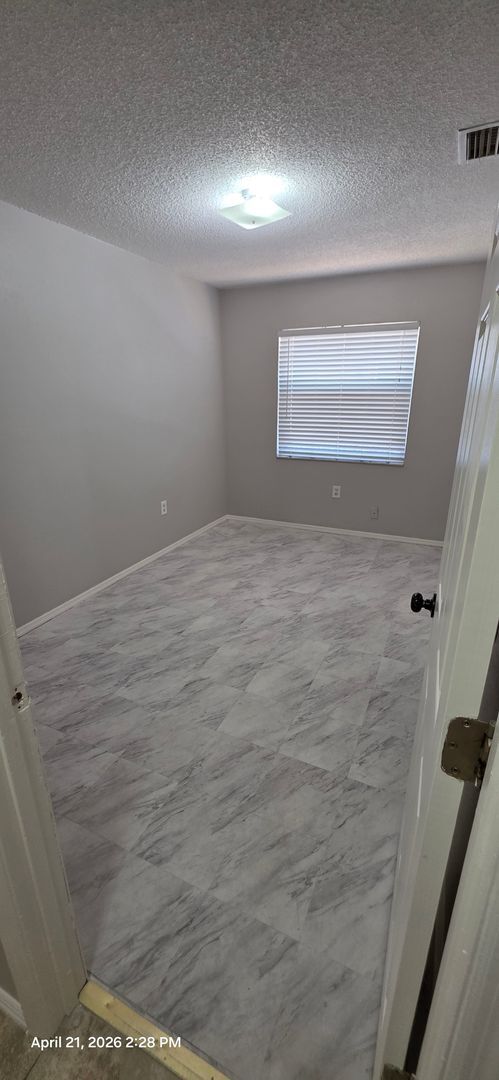 Building Photo - Charming 3BR/2BA Bradenton Home with Extra Storage & Parking