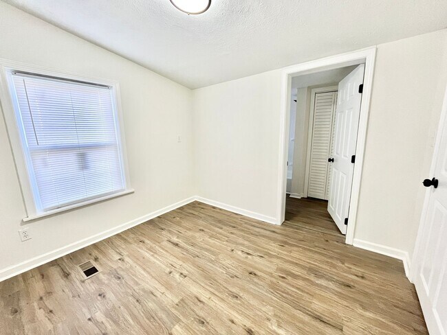 Building Photo - Nice Family Home in the 40215 Area