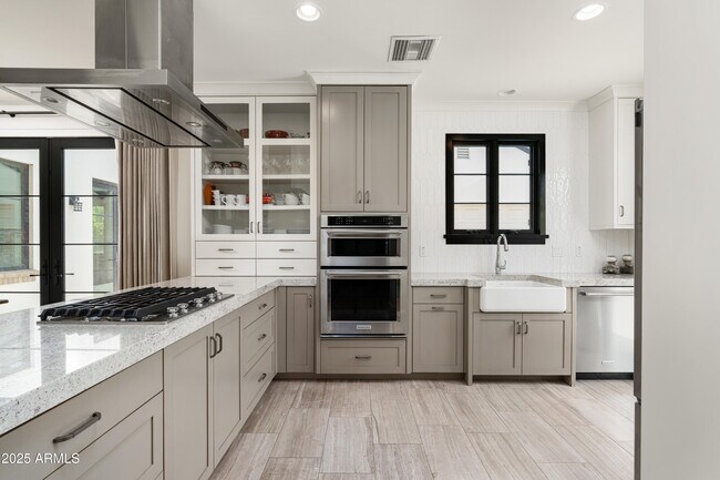 Building Photo - 4901 E Amelia Ave