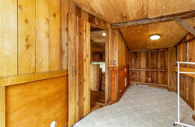 Building Photo - 1103 SW Lake Roesiger Rd