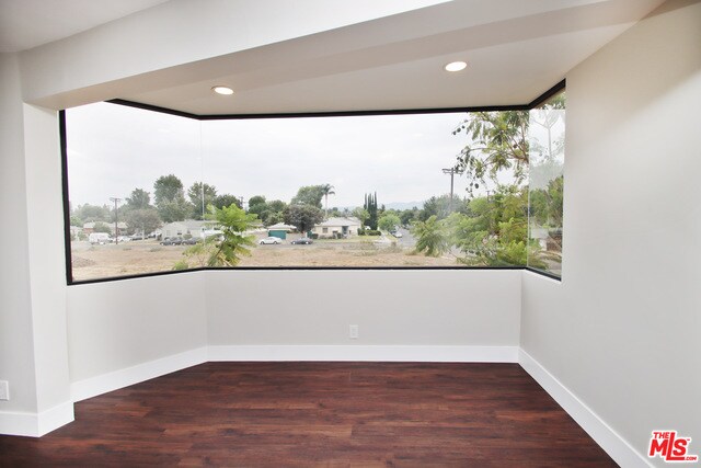 Building Photo - 16550 Vanowen St