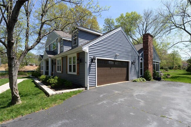 Building Photo - 1306 S Geyer Rd