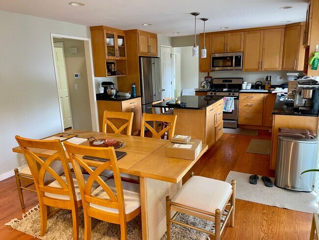Building Photo - 4Bd/2.5Ba Sammamish Home