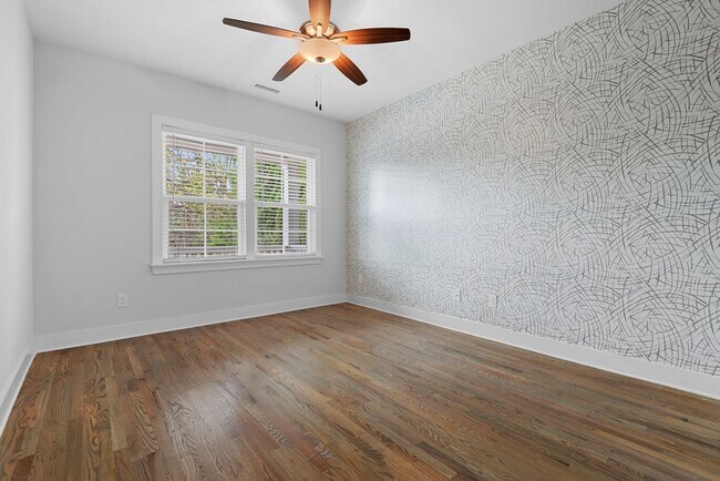 Building Photo - Beautifully Updated 3 Bedroom, 2.5 Bathroo...