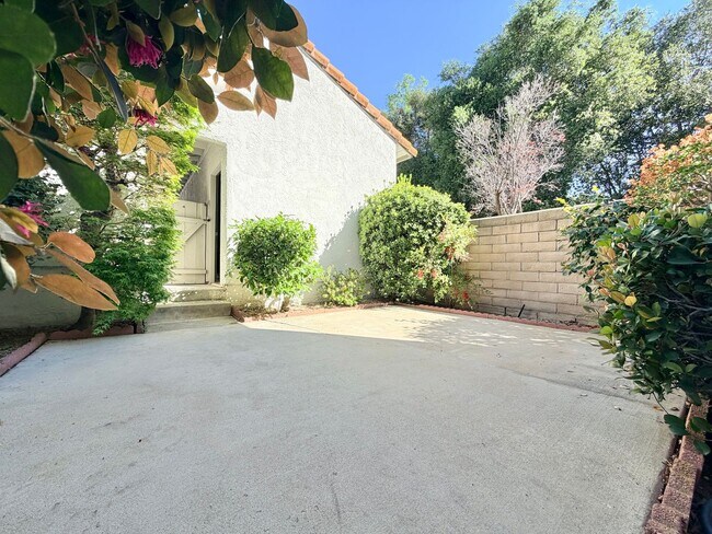 Building Photo - Beautiful End-Unit Townhome 2 bedroom and 1.5 bath