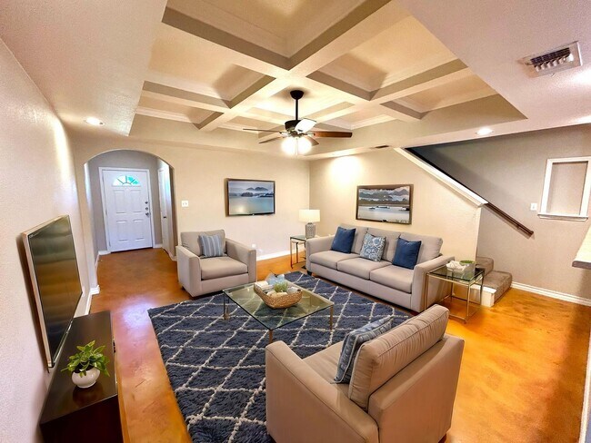 Building Photo - AVAILABLE NOW! 3 Bedroom 2.5 Bathroom Town...