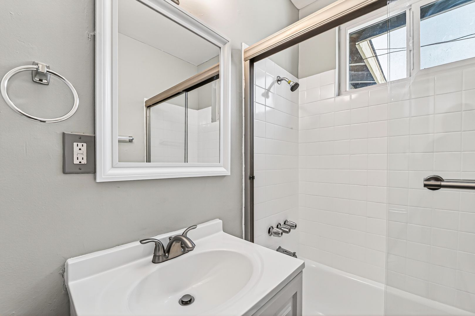 Building Photo - 539 E 11th St