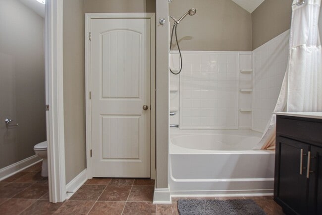 Building Photo - Pet Friendly Three Bedroom!