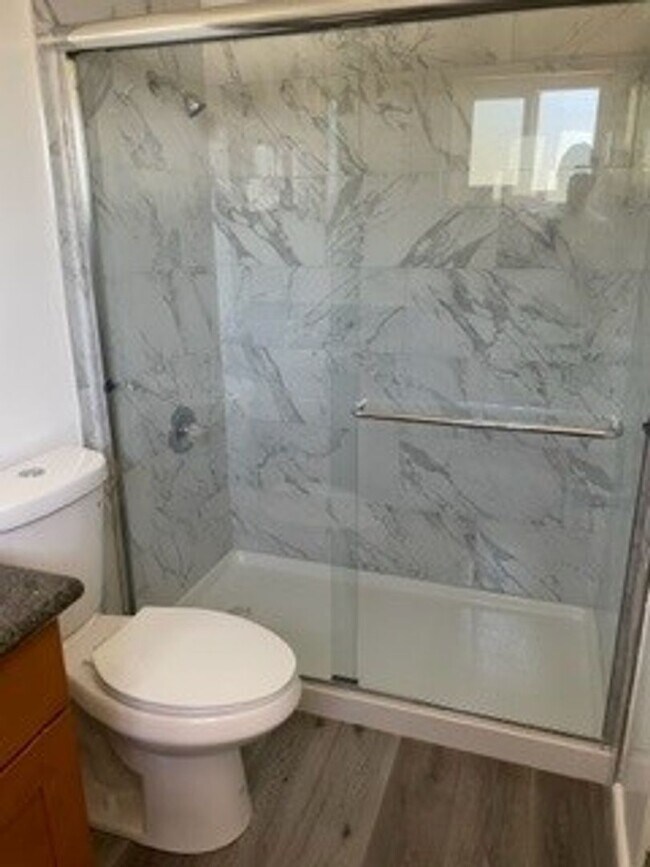Building Photo - -Spacious 4 Bed 2.5 Bath, House, with Hew Hardwood Floors throughout -