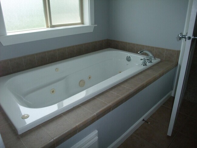 Building Photo - Spacious 5 bedroom 3 bath home near a park in SE Albany