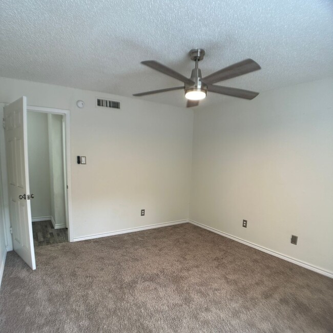 Building Photo - Beautiful condo in Oak Cliff