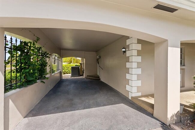 Building Photo - 3015 N Palm Aire Dr