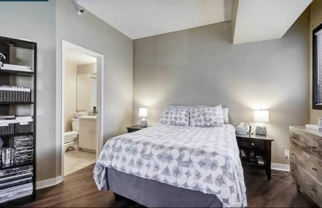 Building Photo - Unfurnished Move-In ready 1 Bedroom/ 1 Bat...