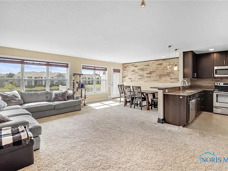 Building Photo - 4733 Lakeside Dr