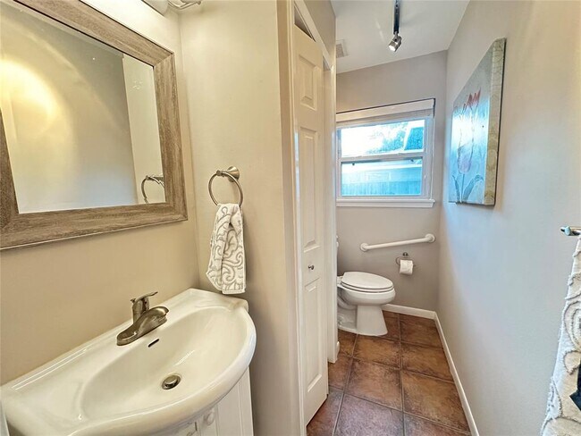 Building Photo - 4005 Nenana Dr