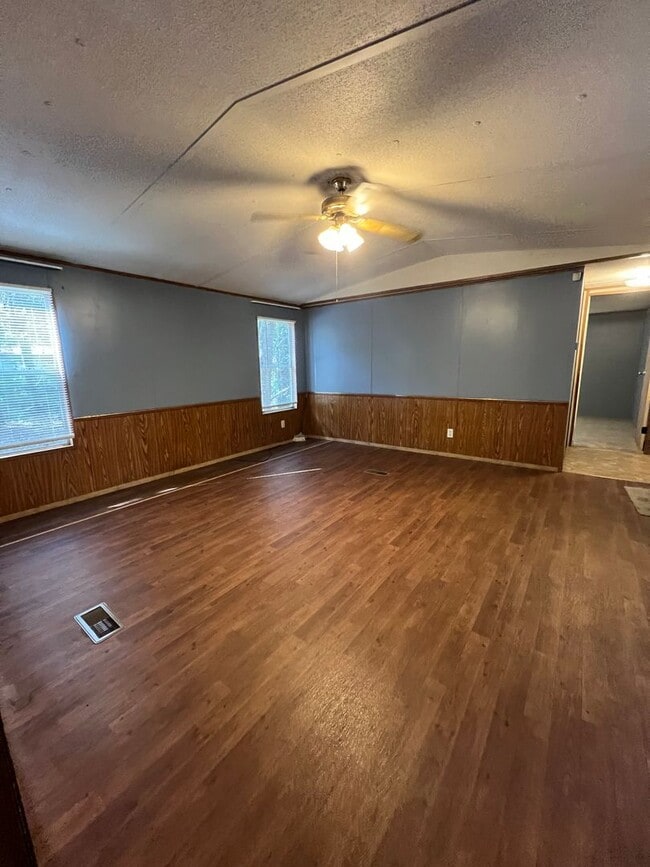 Building Photo - 103 Thompson Rd
