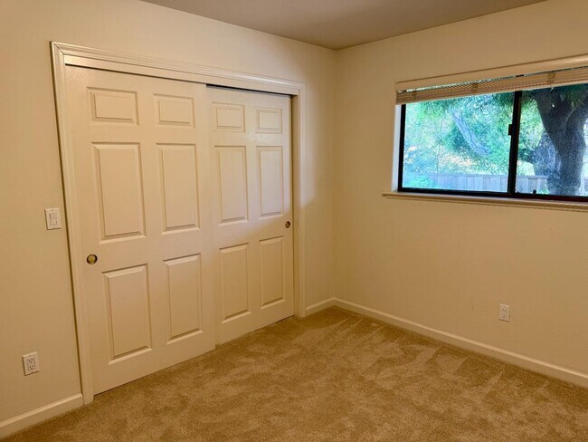 Building Photo - 213 Vía Lantana