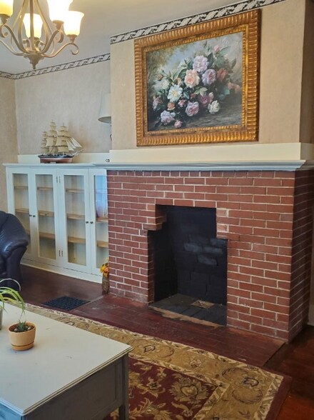 Building Photo - 555 N Broadway St