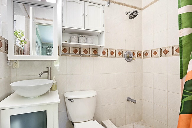 Building Photo - 711 NW 7th Dr