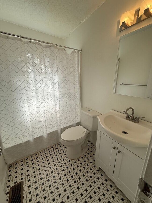 Building Photo - Adorable 2 bed 1 Bath Apartments off Gorman St!