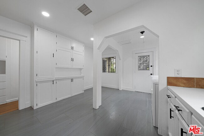 Building Photo - 235 Joy St