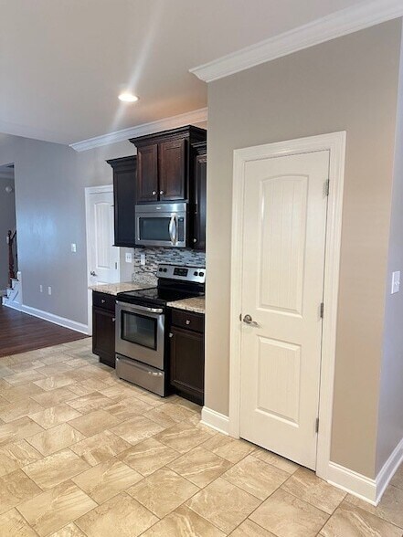 Building Photo - 112 NE Bellingham Dr