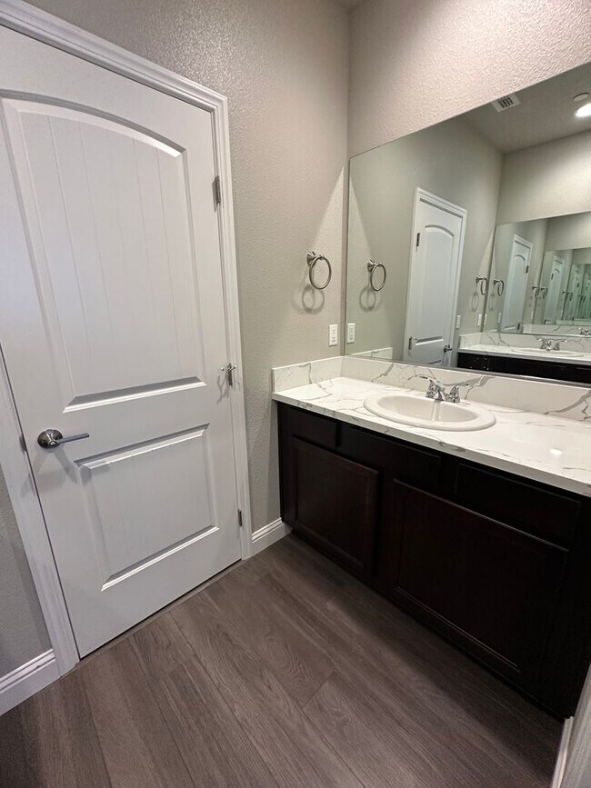 Building Photo - IMMACULANT 4 BEDROOM HOME 2.5 BATHROOM IN SALT CREEK