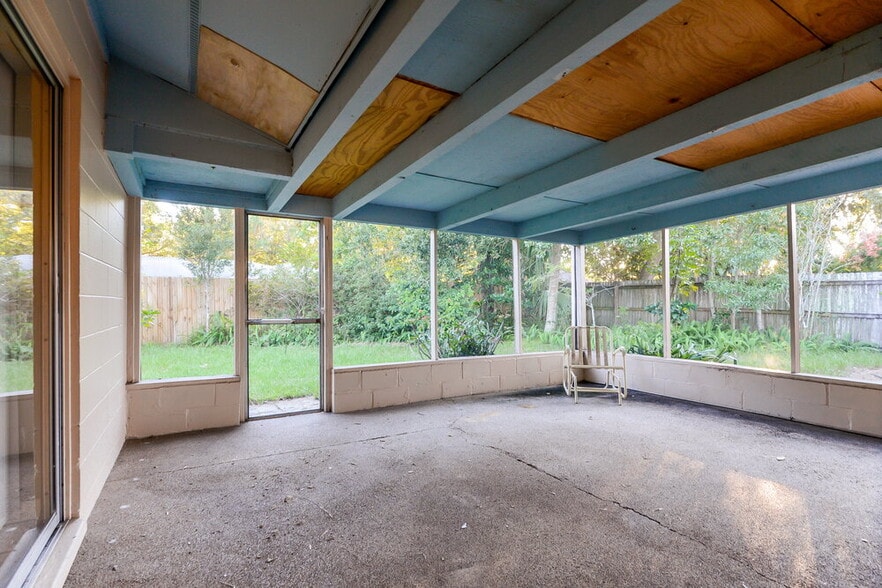 Building Photo - 16536 Lake Dr