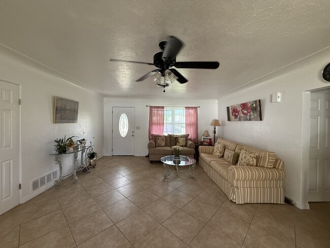 Building Photo - 2309 Tulip St