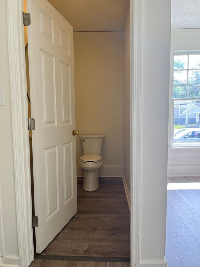 Building Photo - Spacious 2bd/1.5ba Home Minutes From W Mid...