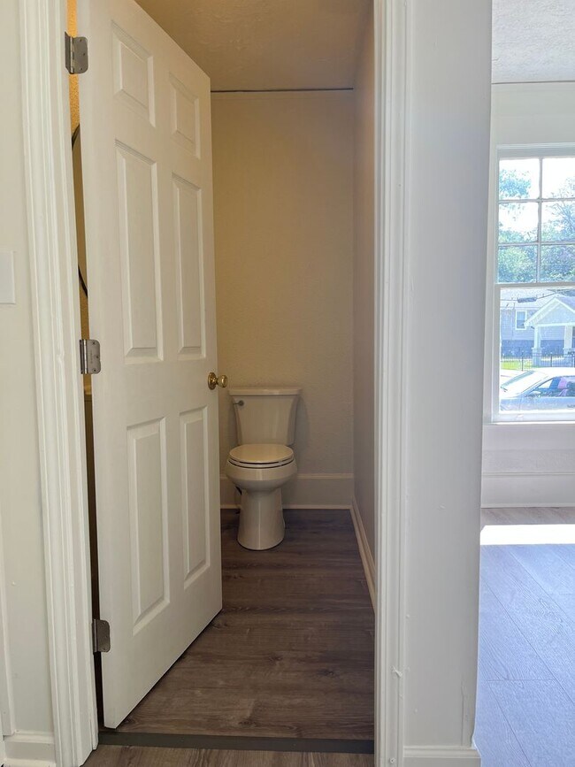 Building Photo - Spacious 2bd/1.5ba Home Minutes From W Midtown!