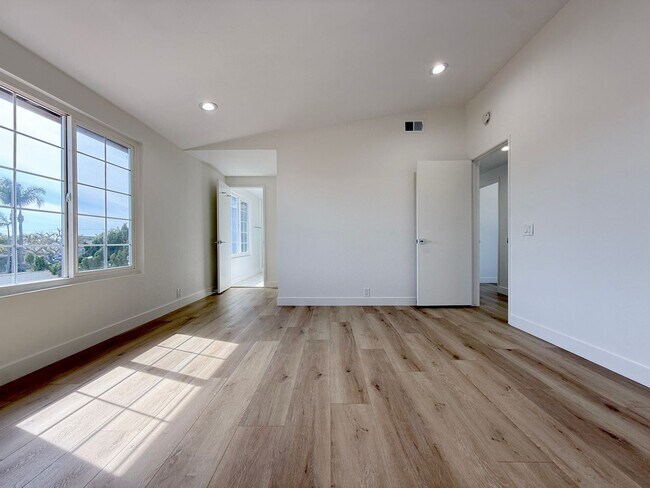 Building Photo - Stunning Remodeled Home in South Huntington Beach – Minutes to the Beach!