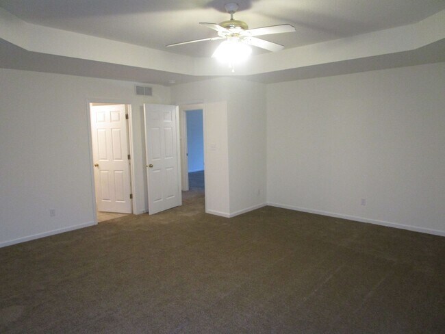 Building Photo - Huge 3 Bedroom, 2 Bath Town Home in SW Col...