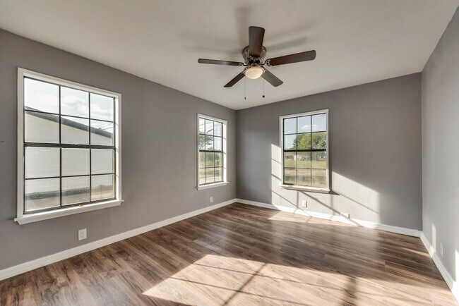 Building Photo - 111 Kelly Ln