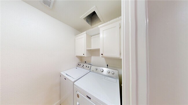Building Photo - 2711 W Bishop Dr