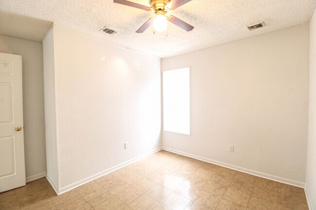 Building Photo - 2729 Christian Dr