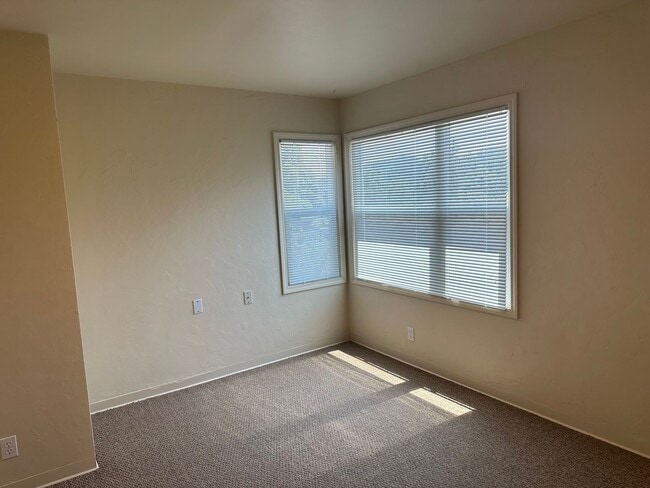 Building Photo - Large 4 bedroom 2 bath house in a great ne...