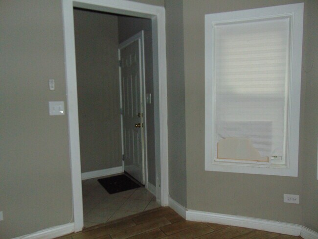 Building Photo - 5656 S May St