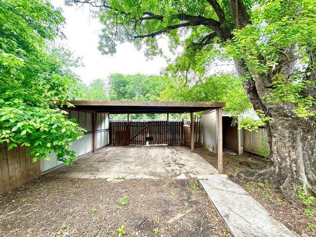 Building Photo - **APPLICATION RECEIVED** Convenient 2 Bedr...