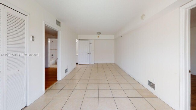 Building Photo - 2415 NW 16th St Rd