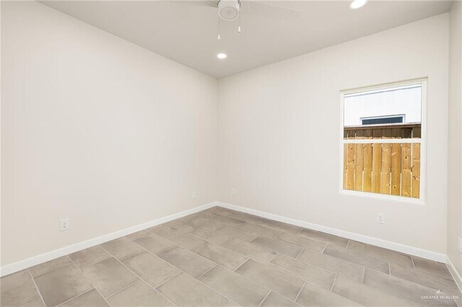 Building Photo - 13 E Iris Ave