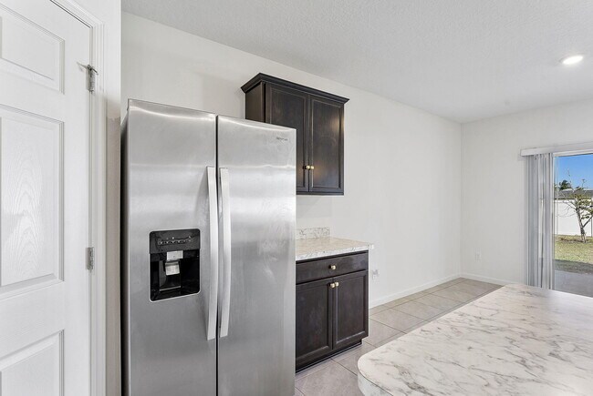 Building Photo - 357 SE Oakridge Dr