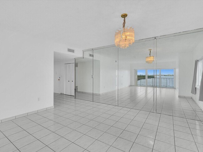 Building Photo - 500 Bayview Dr