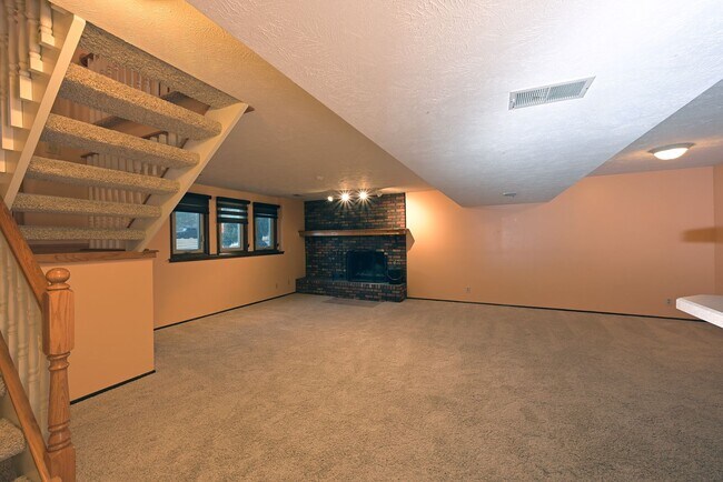 Building Photo - 5 Minute Drive to Zorinsky Lake!!