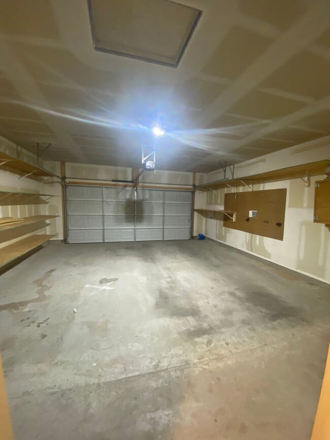 Building Photo - Beautiful 3 Bedroom 2.5 Bathroom House Available Now!