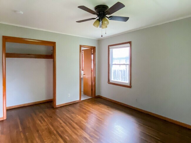 Building Photo - 404 S Garnett Rd