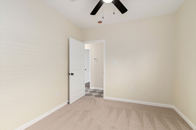 Building Photo - 102 E Val Verde St