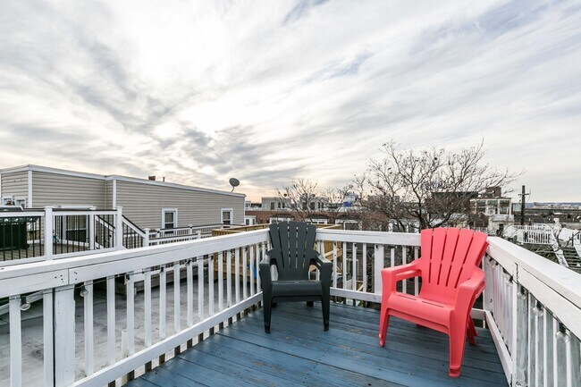 Building Photo - Amazing 3 bed 2 bath with a roof top deck ...